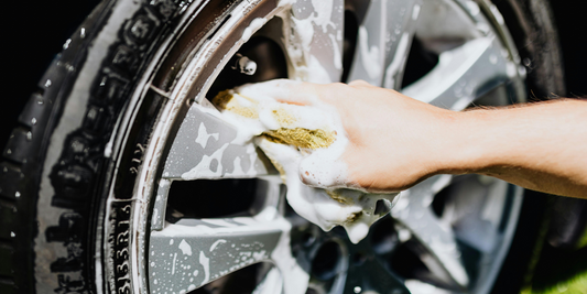 🚗 Jantes sales : comment les nettoyer efficacement et retrouver leur éclat ?
