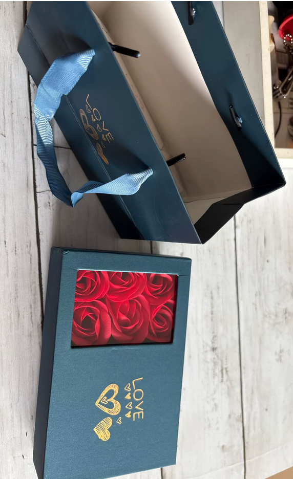 Boite cadeau+6 roses éternelles+ Sac