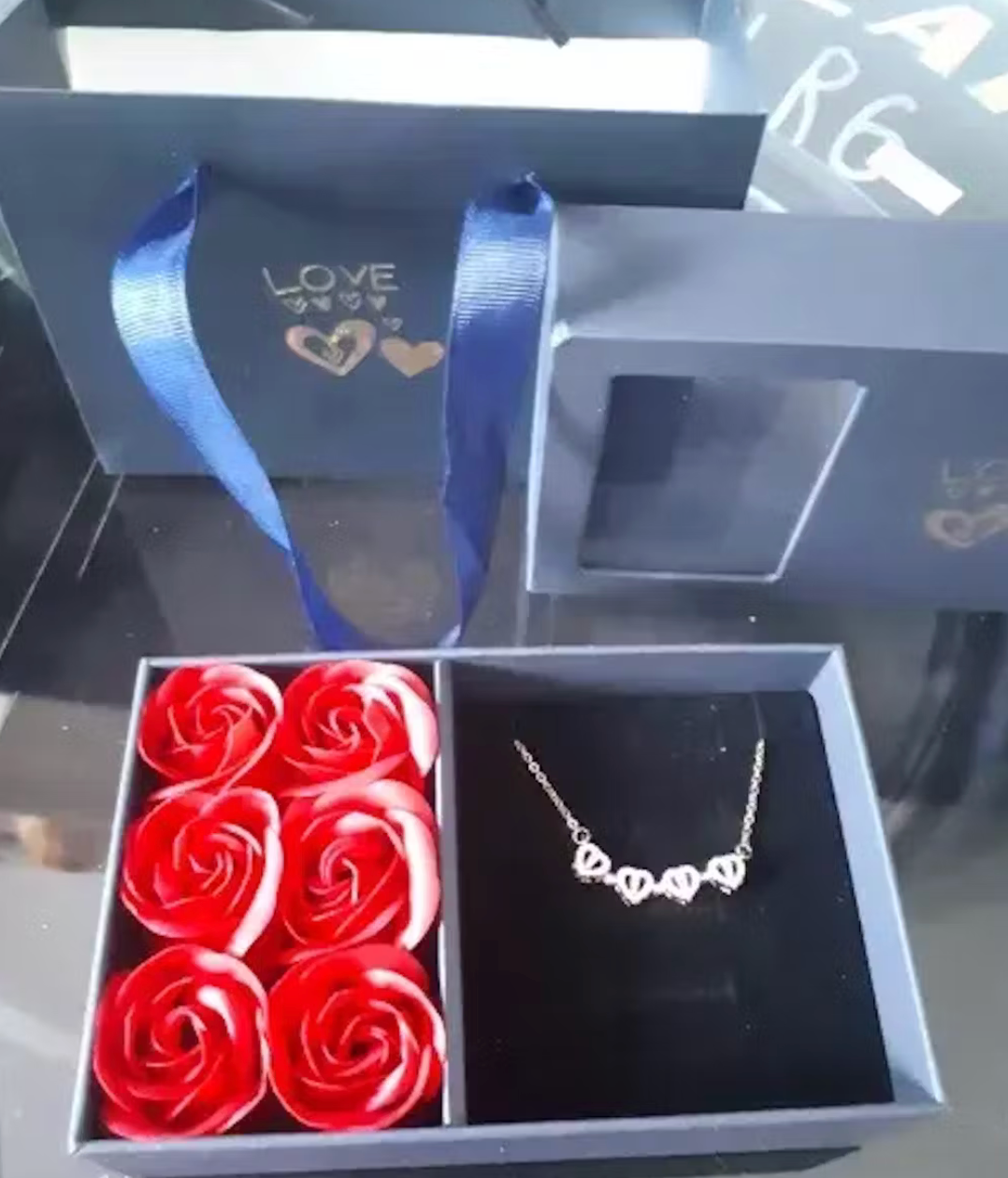 Boite cadeau+6 roses éternelles+ Sac