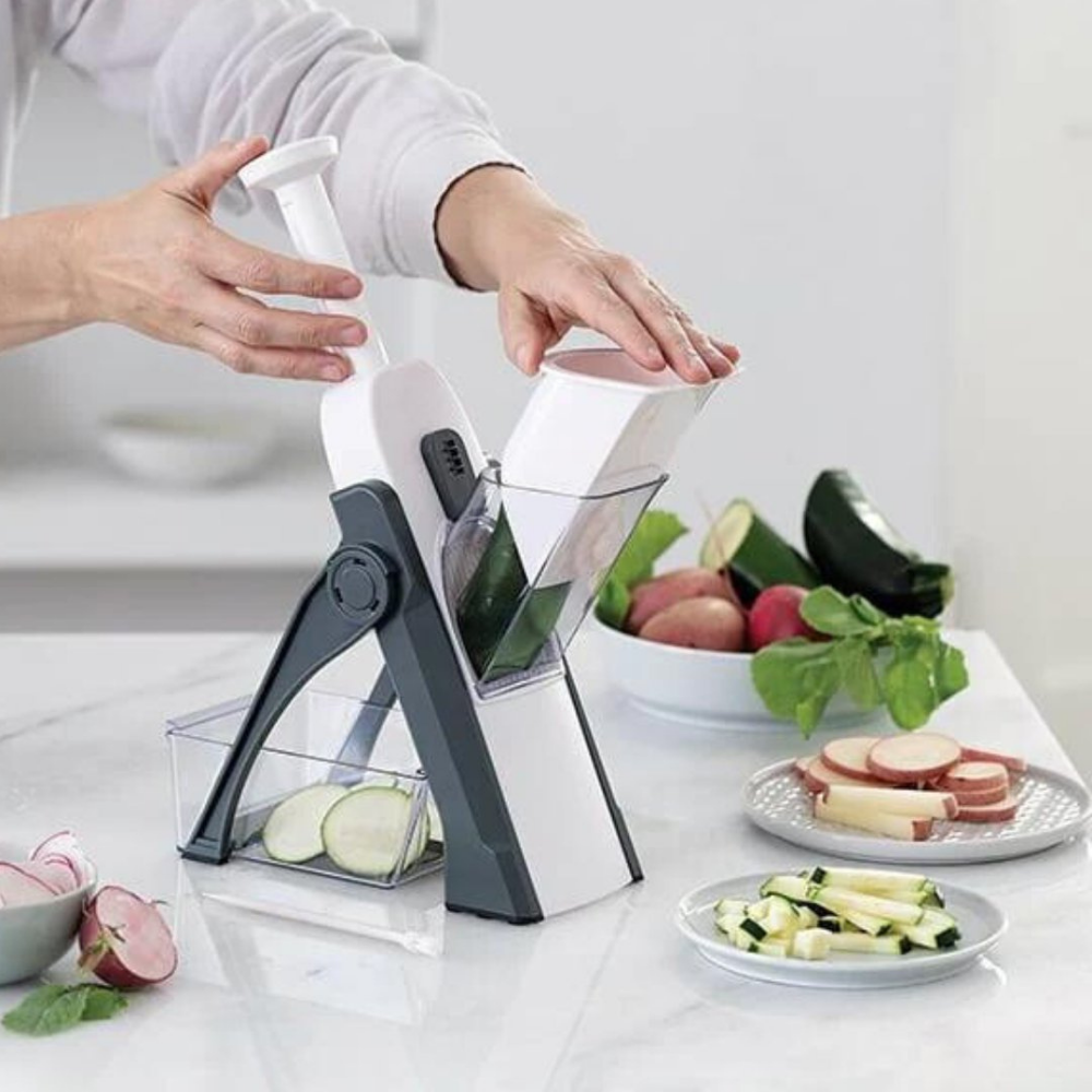 Mandoline Professionnelle – Découpe rapide et précise des légumes et fruits. Lames en acier inoxydable ultra-tranchantes pour un tranchage parfait en quelques secondes. Réglable pour différentes épaisseurs, sécurisée et facile à utiliser. Idéale pour une cuisine rapide et efficace